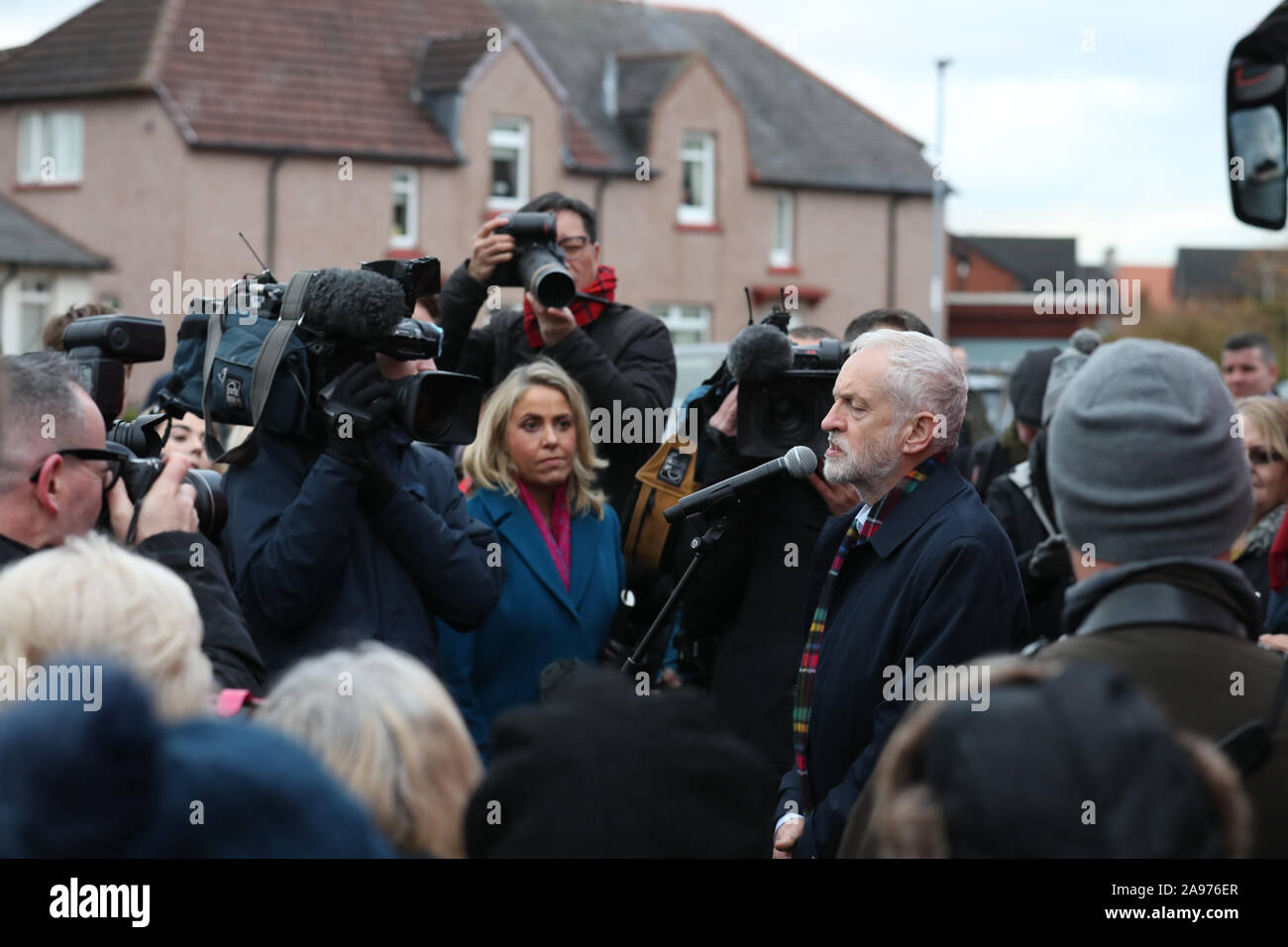 Der Vorsitzende der Labour Party, Jeremy Corbyn, spricht während eines Besuchs in Birkenshaw Sports Barn in Uddingston, Süd-Lanarkshire, während der allgemeinen Wahlkampagne. Stockfoto