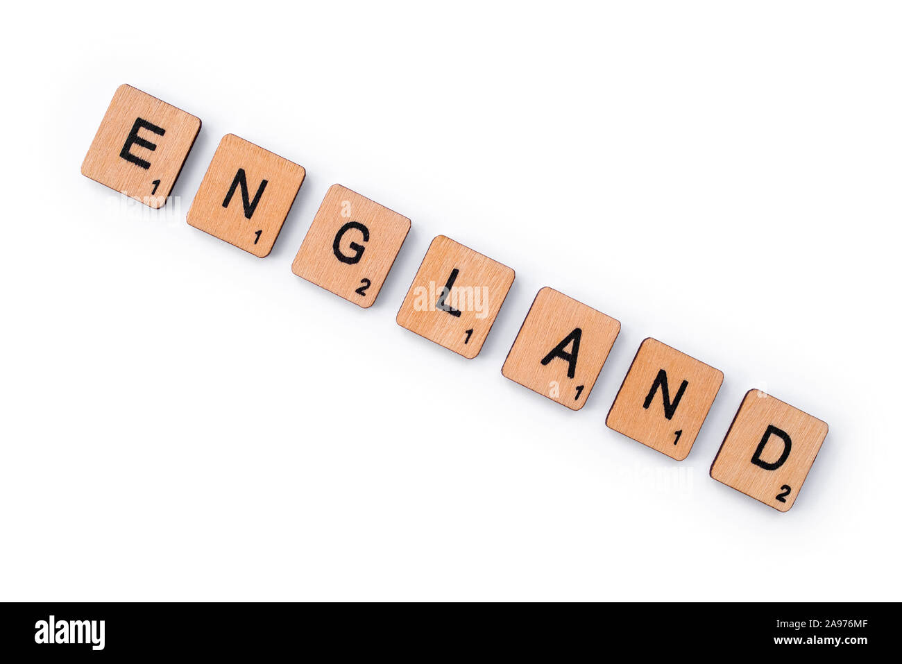 London, Großbritannien - 8. Juli 2019: Das Wort ENGLAND, Dinkel mit hölzernen Buchstabensteine, über einen weißen Hintergrund. Stockfoto