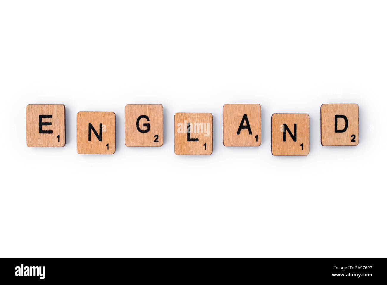London, Großbritannien - 8. Juli 2019: Das Wort ENGLAND, Dinkel mit hölzernen Buchstabensteine, über einen weißen Hintergrund. Stockfoto