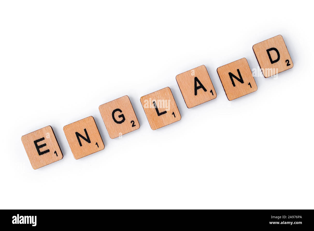 London, Großbritannien - 8. Juli 2019: Das Wort ENGLAND, Dinkel mit hölzernen Buchstabensteine, über einen weißen Hintergrund. Stockfoto