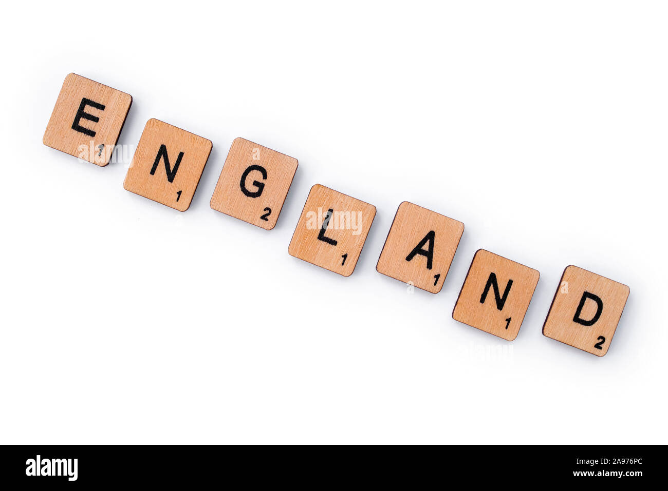 London, Großbritannien - 8. Juli 2019: Das Wort ENGLAND, Dinkel mit hölzernen Buchstabensteine, über einen weißen Hintergrund. Stockfoto