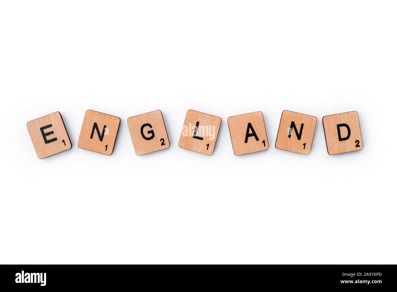 London, Großbritannien - 8. Juli 2019: Das Wort ENGLAND, Dinkel mit hölzernen Buchstabensteine, über einen weißen Hintergrund. Stockfoto