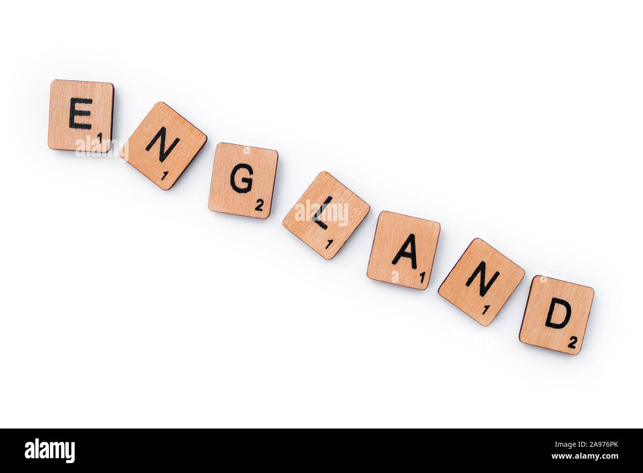 London, Großbritannien - 8. Juli 2019: Das Wort ENGLAND, Dinkel mit hölzernen Buchstabensteine, über einen weißen Hintergrund. Stockfoto