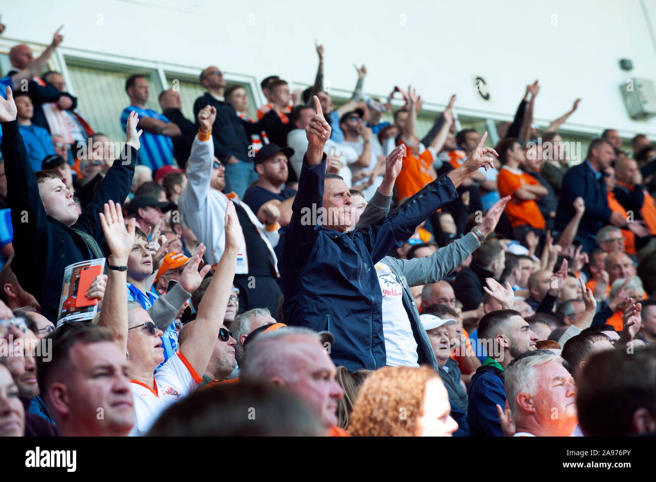 Fußball-Fans jubeln und ihr Team bei Blackpool Football Club unterstützen. Stockfoto