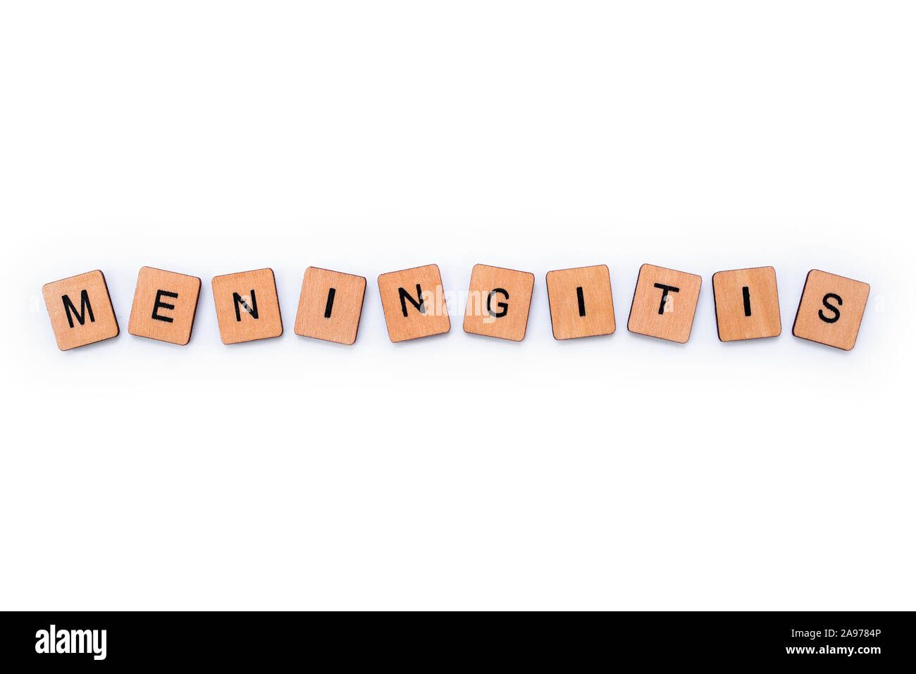 Das Wort Meningitis, Dinkel mit hölzernen Buchstabensteine über einem weißen Hintergrund. Meningitis ist eine Infektion der Schutzfolien, umgeben die Stockfoto