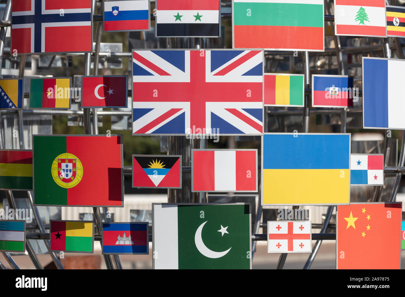 Globus mit internationalen Flaggen am Strand Promenade, Fuengirola, Costa del Sol, Provinz Malaga, Spanien. Stockfoto
