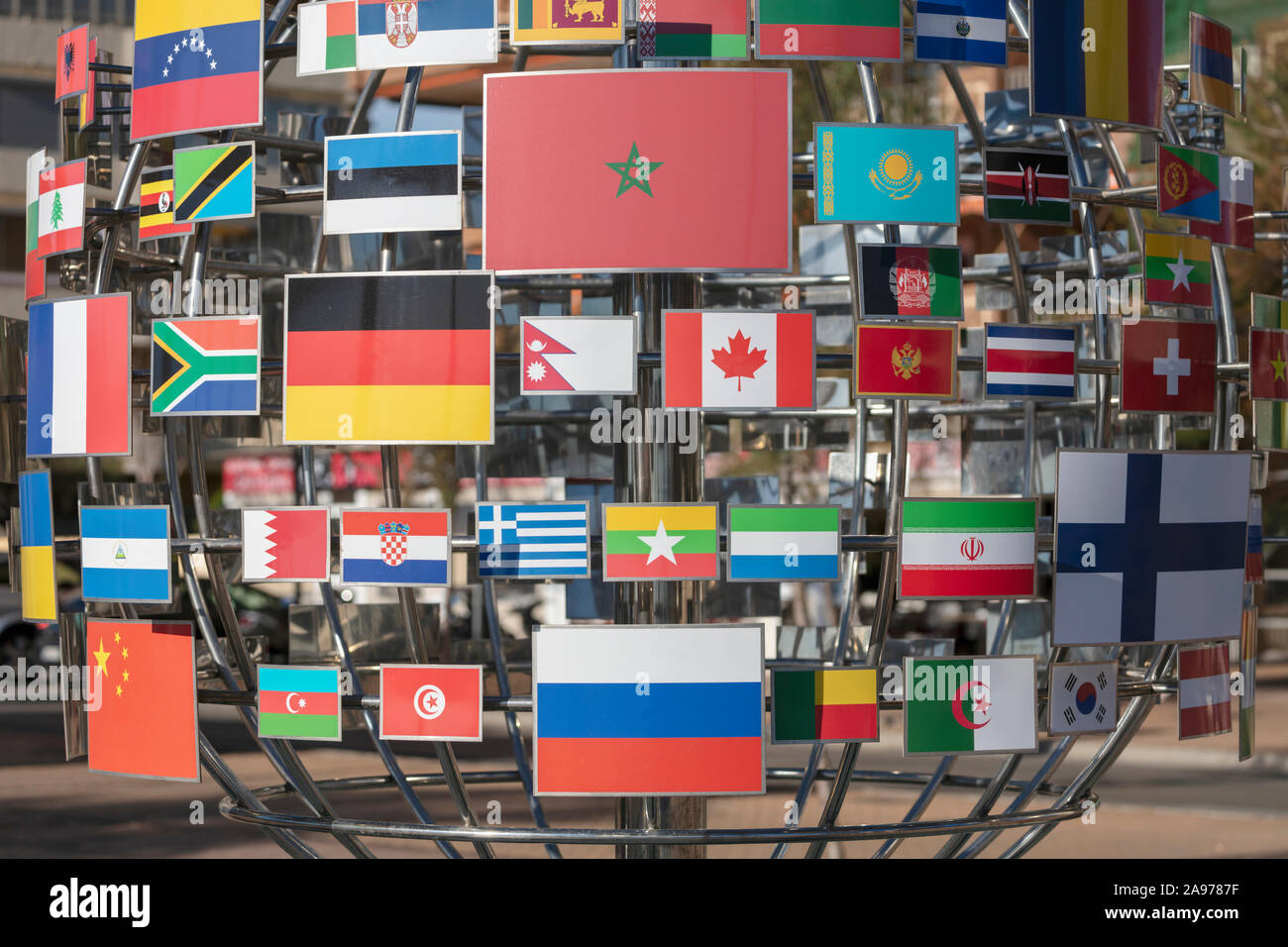 Globus mit internationalen Flaggen am Strand Promenade, Fuengirola, Costa del Sol, Provinz Malaga, Spanien. Stockfoto
