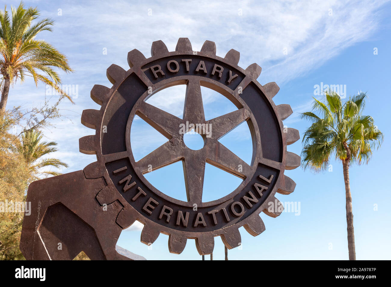 Rotary International Denkmal auf der Promenade, Fuengirola, Costa del Sol, Provinz Malaga, Spanien. Ein Rad ist das Symbol von Rotary seit 1905 gewesen. Für Stockfoto