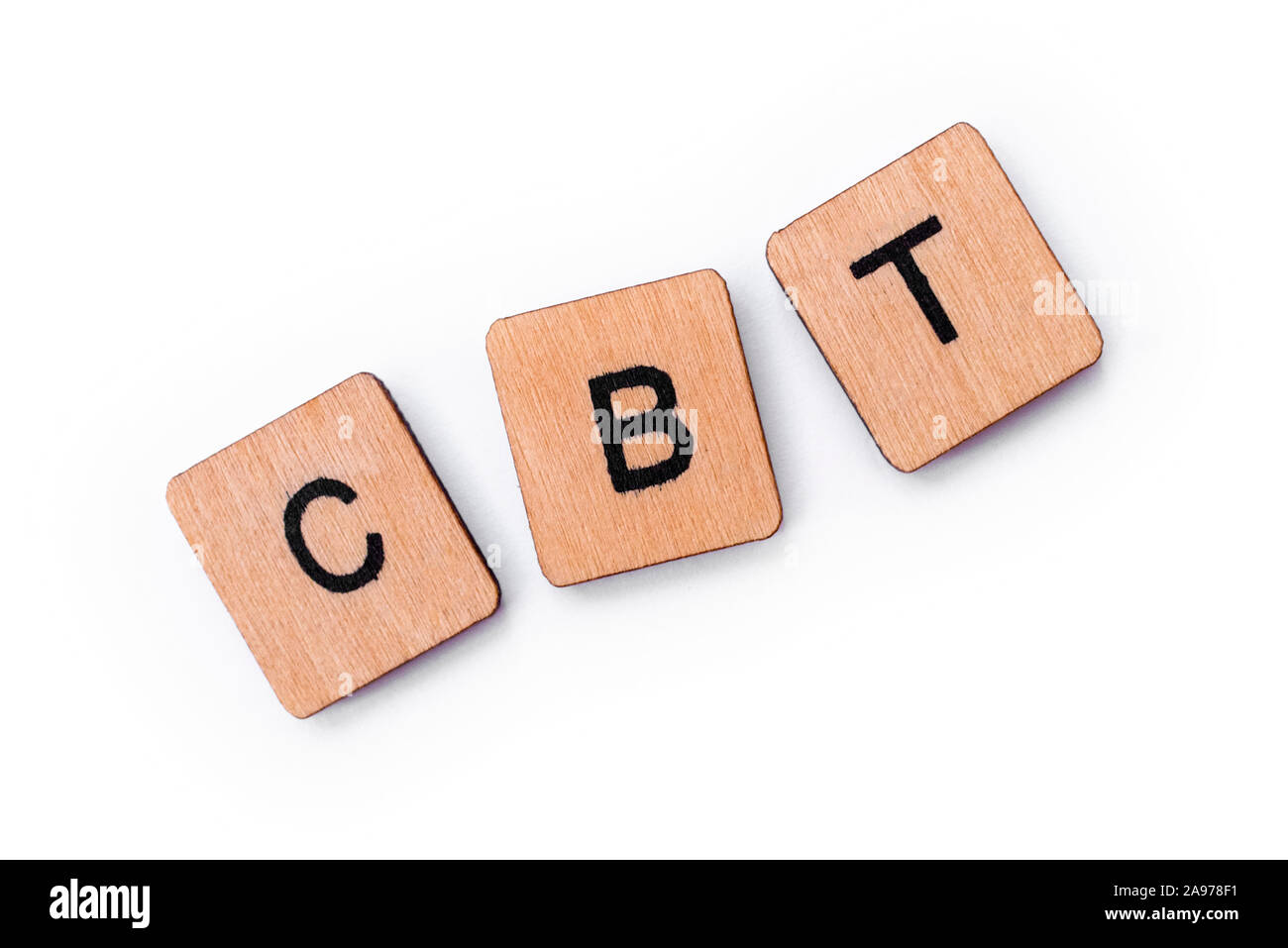 Die Abkürzung CBT-stehend für Kognitive Verhaltenstherapie, Dinkel mit buchstabensteine über einem weißen Hintergrund. CBT ist eine psycho-soziale Intervention Stockfoto