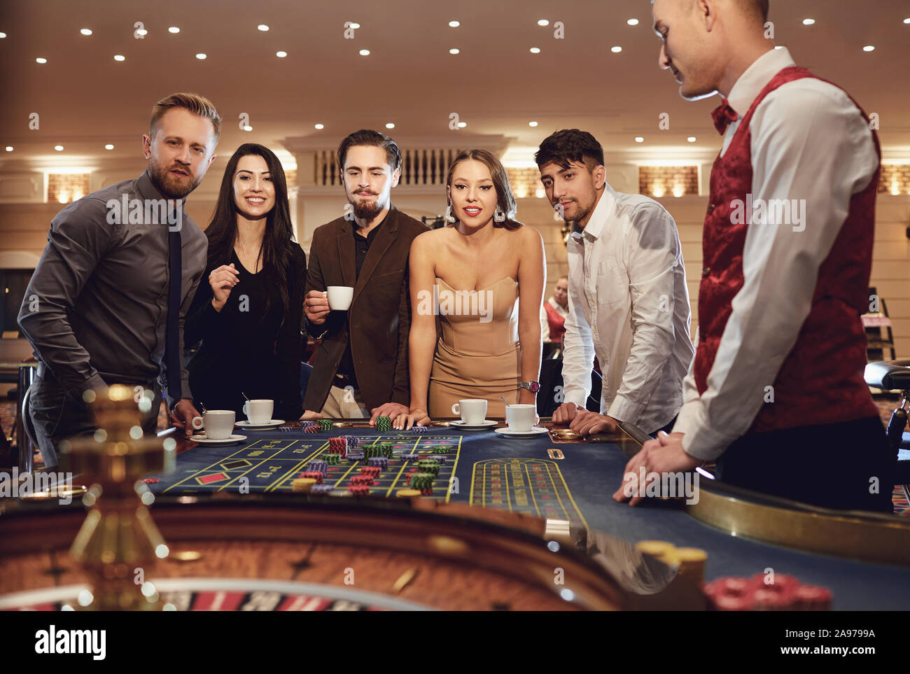 Gruppe von Menschen spielen bei Roulette Poker im Kasino Stockfoto