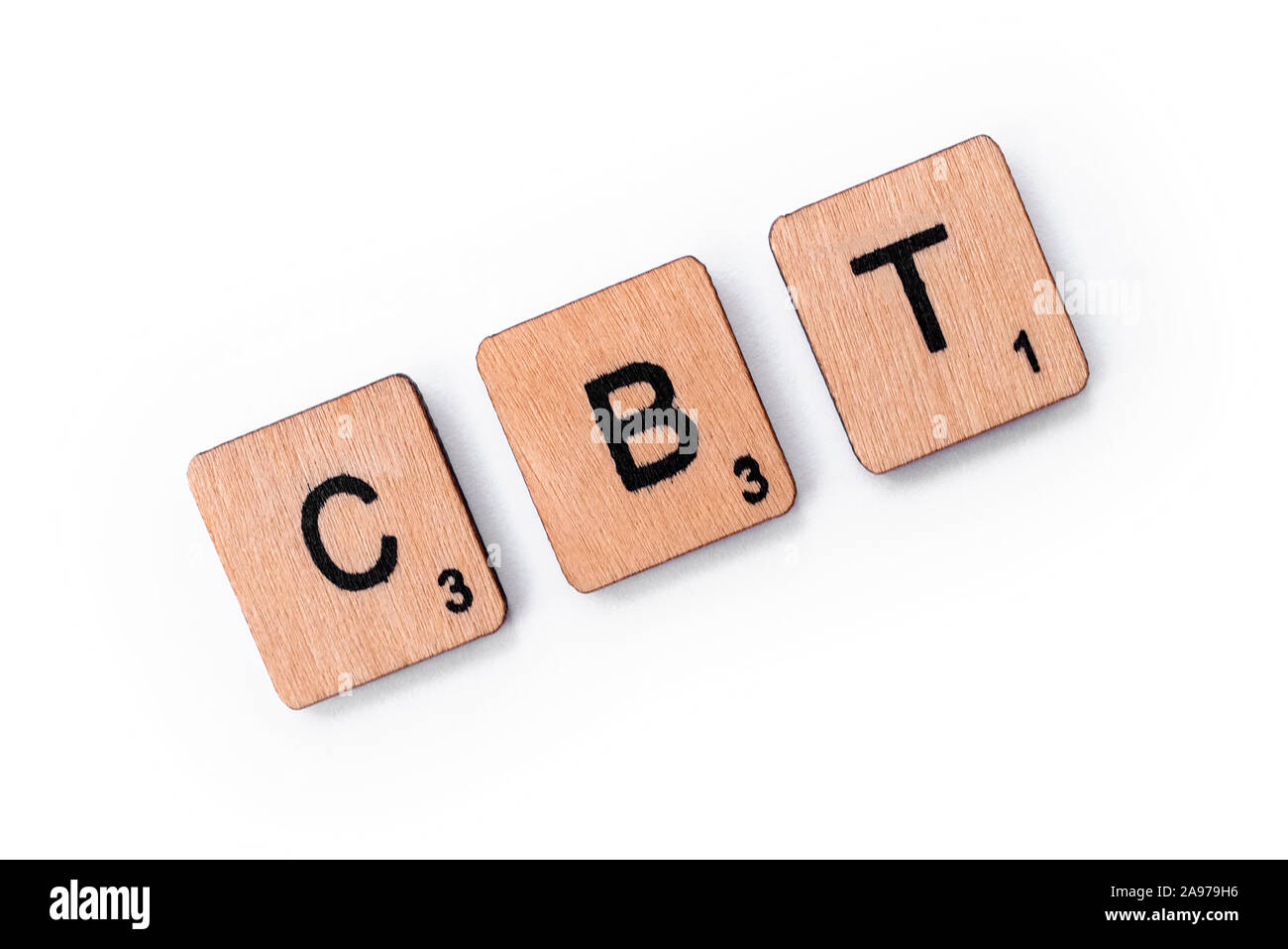 London, UK, 16. Juni 2019: Die Abkürzung CBT-stehend für Kognitive Verhaltenstherapie, Dinkel mit buchstabensteine über einem weißen Hintergrund. CBT ist Stockfoto