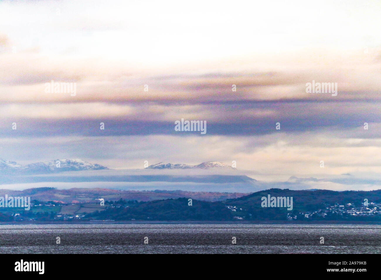 South Lakeland Fells, Morecambe, Lancashire. 13. November 2019, die Aussicht von Morecambe in Morecambe Bay im Schnee top Berge in Nebel gehüllt, Kredit: Fotografieren Nord/Alamy leben Nachrichten Stockfoto