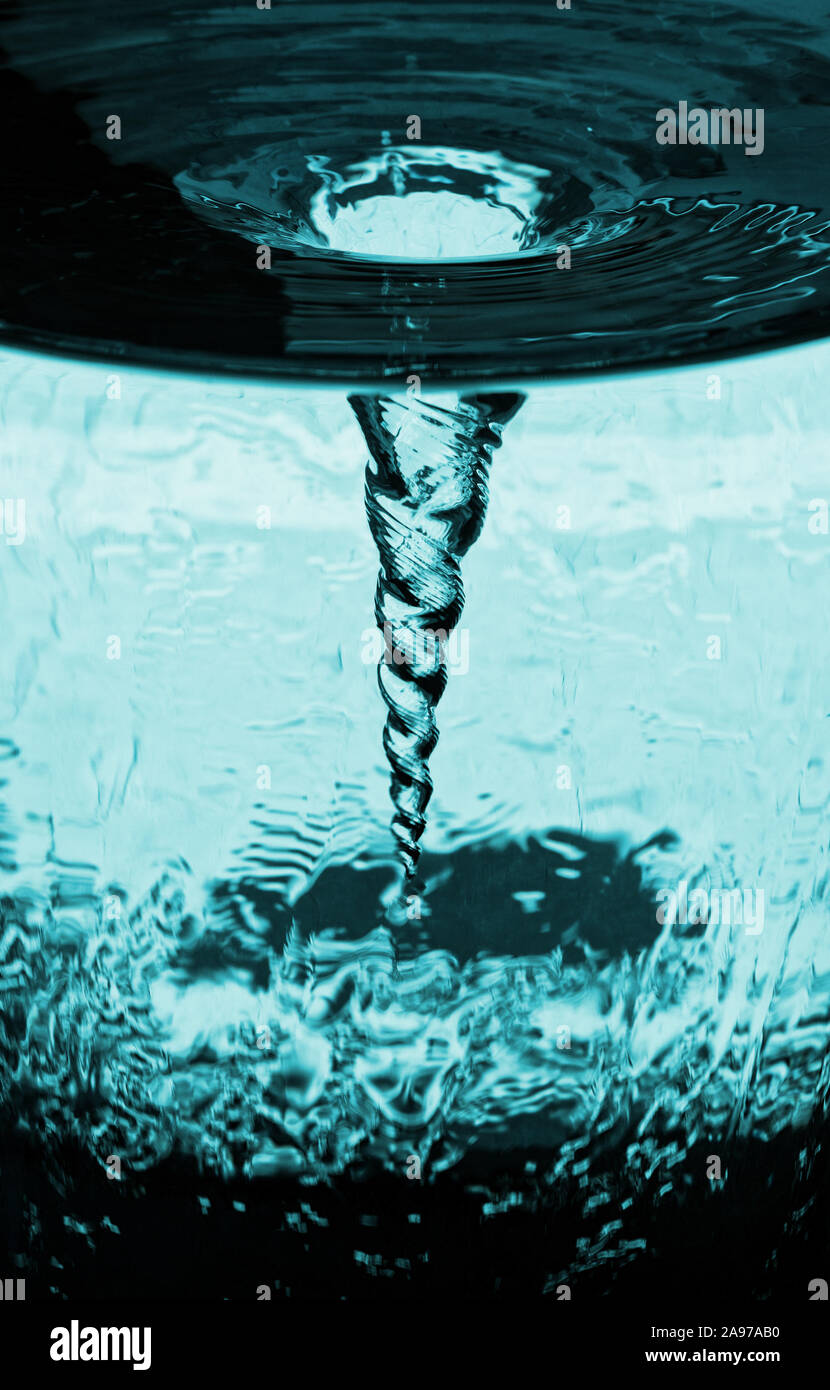 Strudel der überfließende Wasser im Glas Rohr, Wasser Glas mit rotierende Luftsäule, Wasser Rohr mit blauen Wirbel Sturm der Luft, dekorative Kühe. Stockfoto