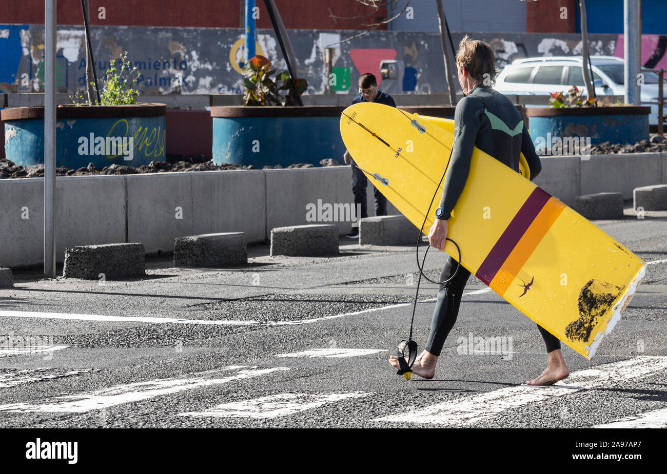 Surfer, die gebrochene Surfboard Stockfoto