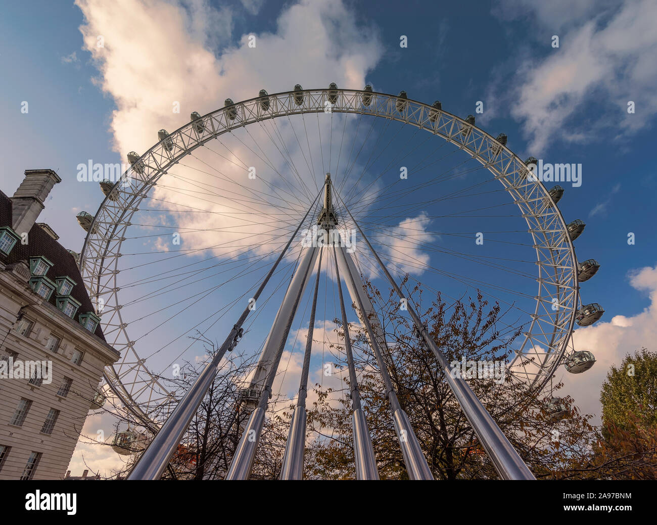 Hungerford Brücke und Golden Jubilee Bridges. Es ist die Charing Cross Station auf der linken Seite des Bildes Stockfoto