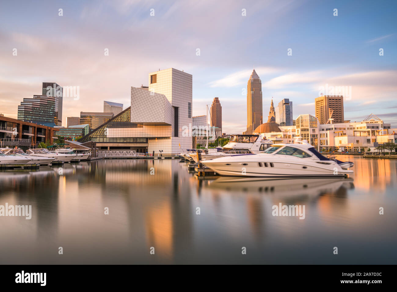 Cleveland, Ohio, USA Downtown Skyline der Stadt und den Hafen bei Dämmerung. Stockfoto