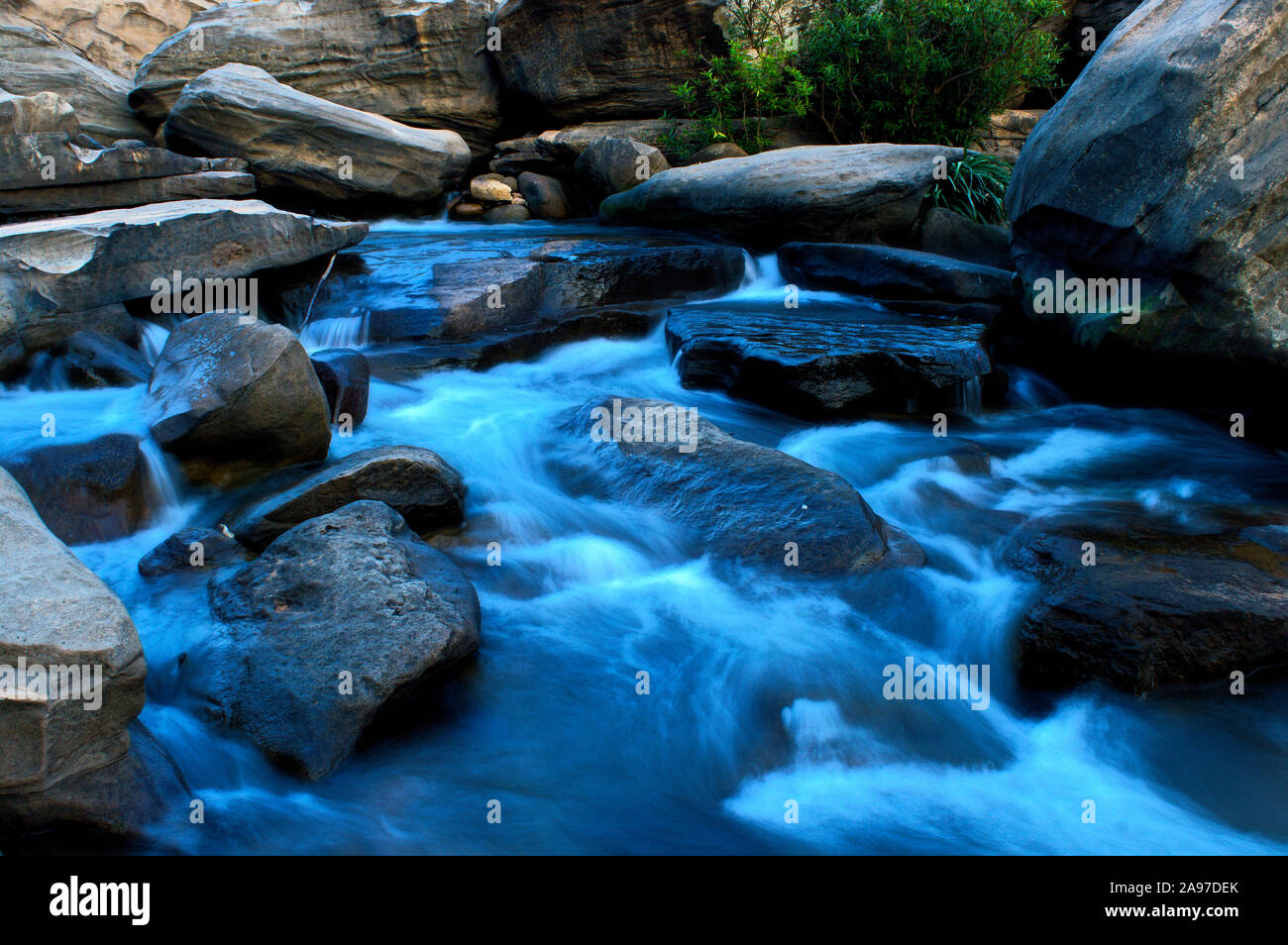 Kristallklare Fluss Wasser strömen durch die felsigen Flussbett, die lebendige und ruhiger fühlen Stockfoto