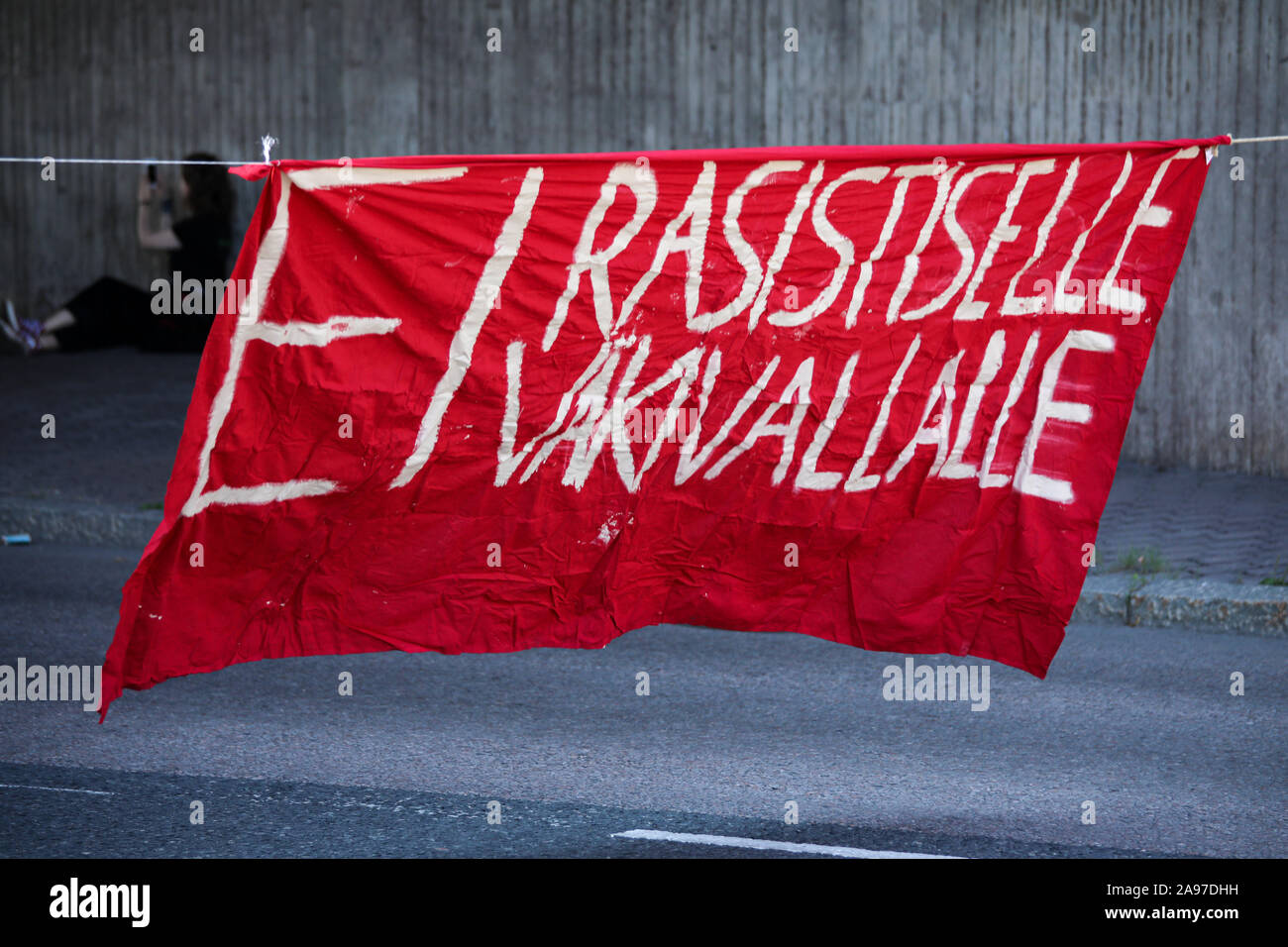 Ei rasistiselle väkivallalle - keine rassistischen Gewalt-Fahne an Katu auf Punk 2019 Reclaim-the-Streets in Helsinki, Finnland, Stockfoto