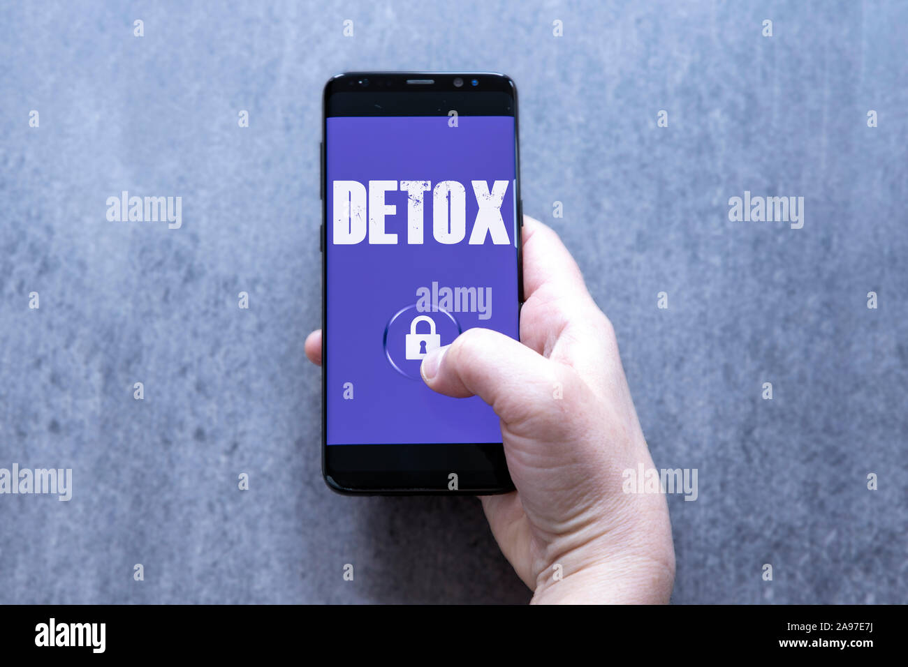 Digital detox Konzept weibliche Hand, die mit Text detox und das Sperrsymbol auf die Schaltfläche smartphone. Stockfoto