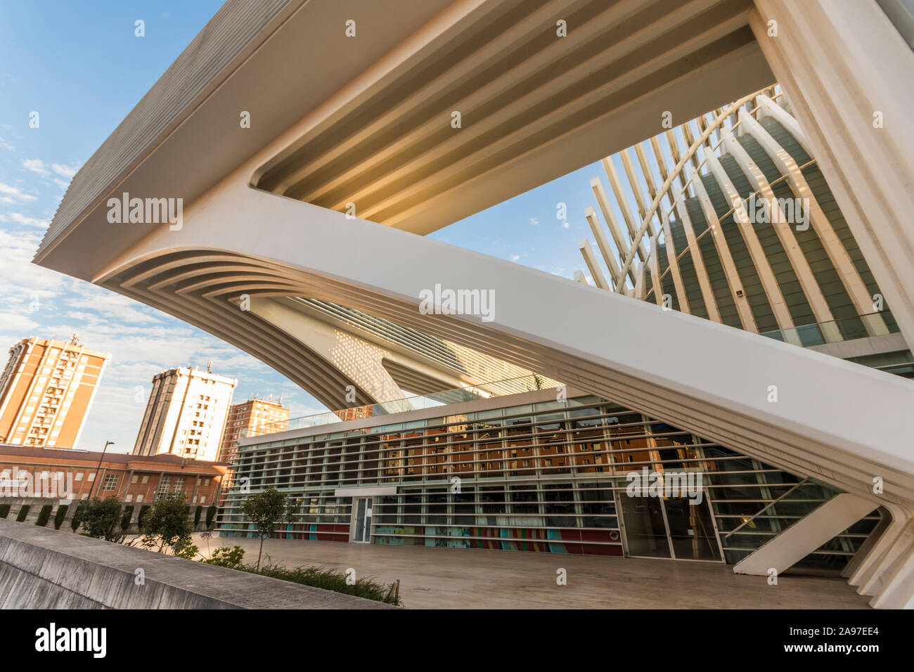 Oviedo, Spanien. Der Palacio de Congresos (Kongresszentrum), entworfen von spanischen Architekten Santiago Calatrava. Stockfoto