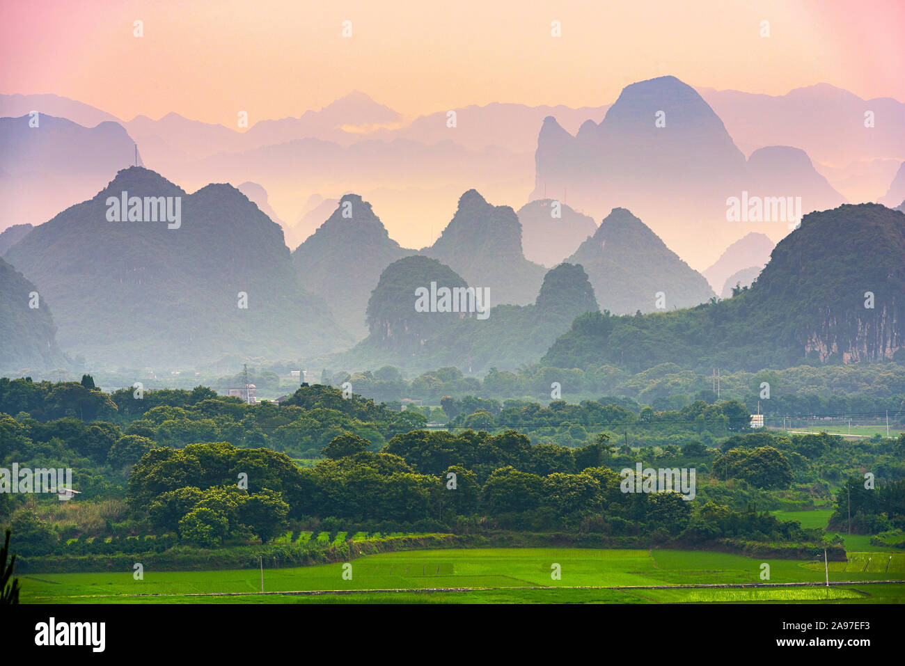 Guilin, China karst Berglandschaft in der Abenddämmerung. Stockfoto