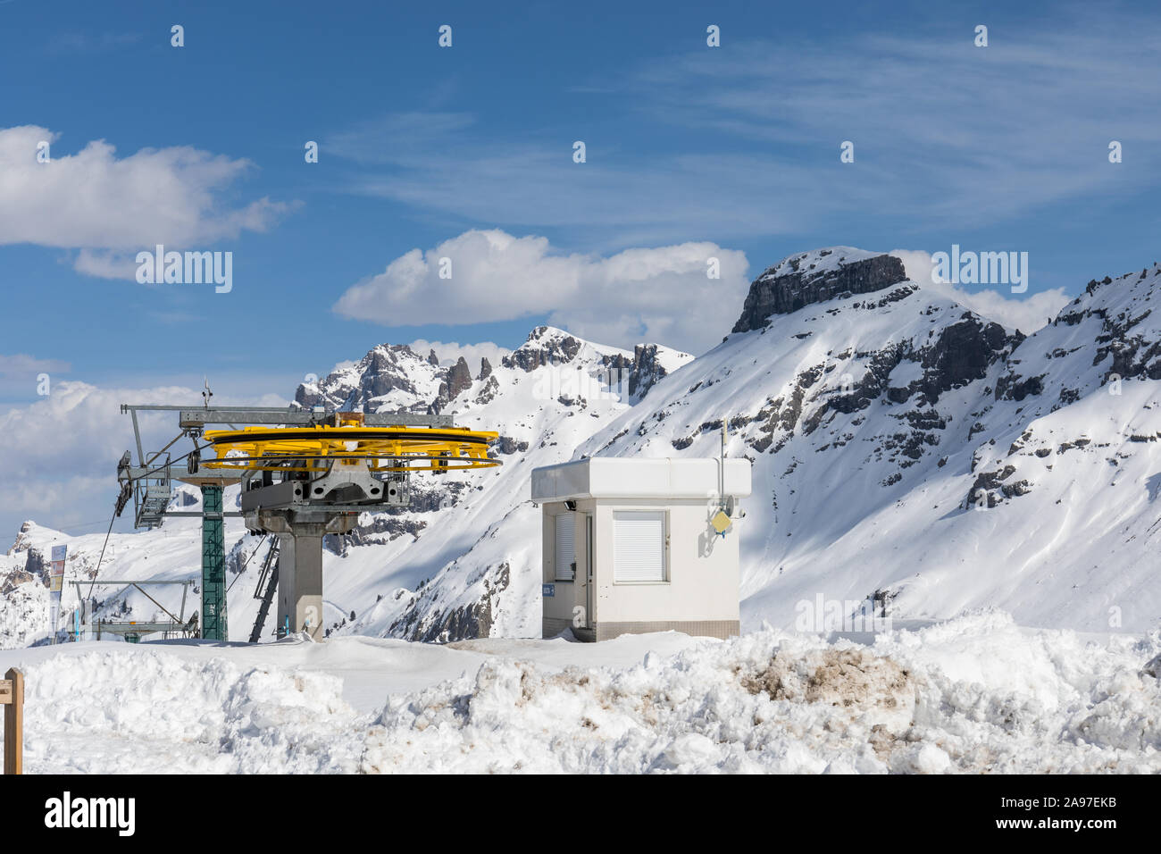 Obere ski lift Station im Winter, Passo Pordoi Ski Resort, Dolomiten, Italien Stockfoto