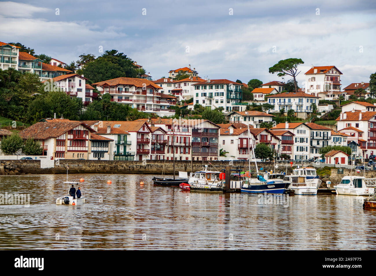 In Ciboure - FRANKREICH AUF - 09/01/2017 - Blick auf den Hafen von Ciboure und Saint Jean de Luz Stockfoto