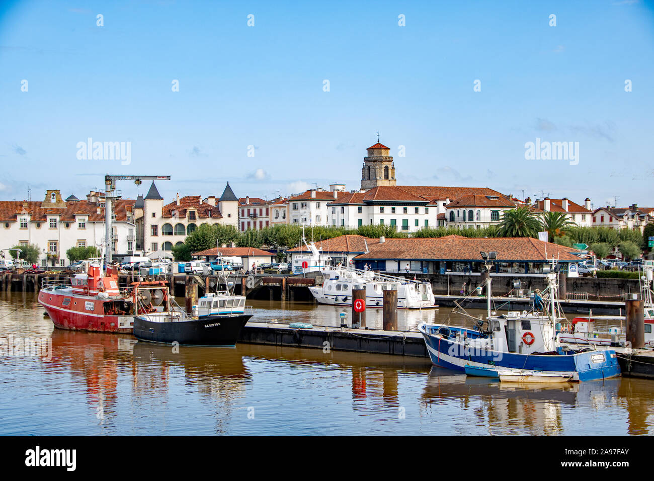 In Ciboure - FRANKREICH AUF - 09/01/2017 - Blick auf den Hafen von Ciboure und Saint Jean de Luz Stockfoto