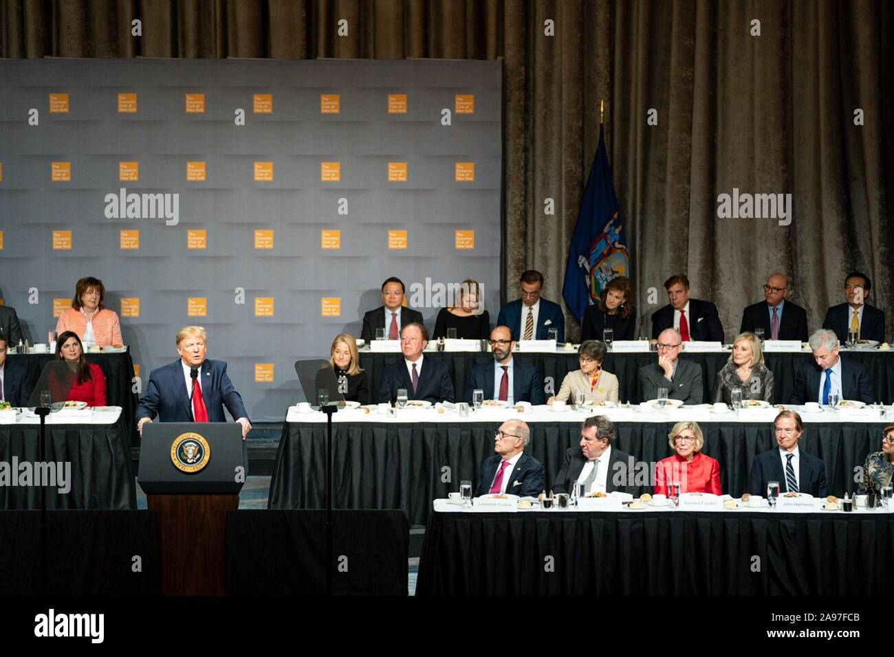 New York, Vereinigte Staaten von Amerika. 12. November 2019. Us-Präsident Donald Trump liefert Erläuterungen zu den wirtschaftlichen Verein von New York an der New York Hilton in Midtown November 12, 2019 in New York City, New York. Credit: Shealah Craighead/White House Photo/Alamy leben Nachrichten Stockfoto