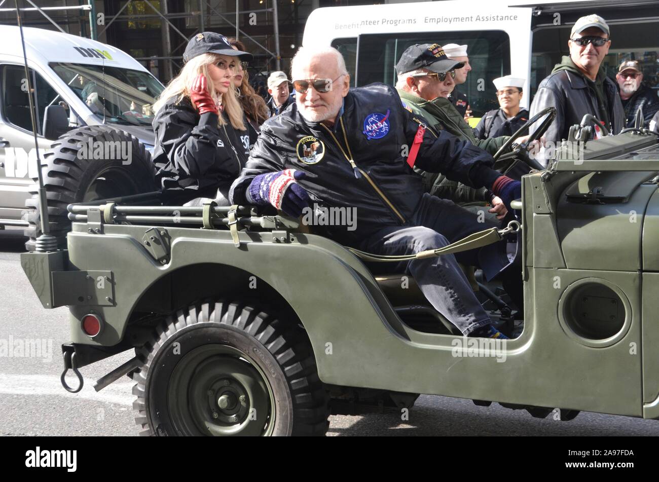 Ehemalige Apollo 11 Astronaut Buzz Aldrin treibt ein Willys Jeep während der New York City Veterans Day Parade am 11. November 2019 in New York City, New York. Stockfoto