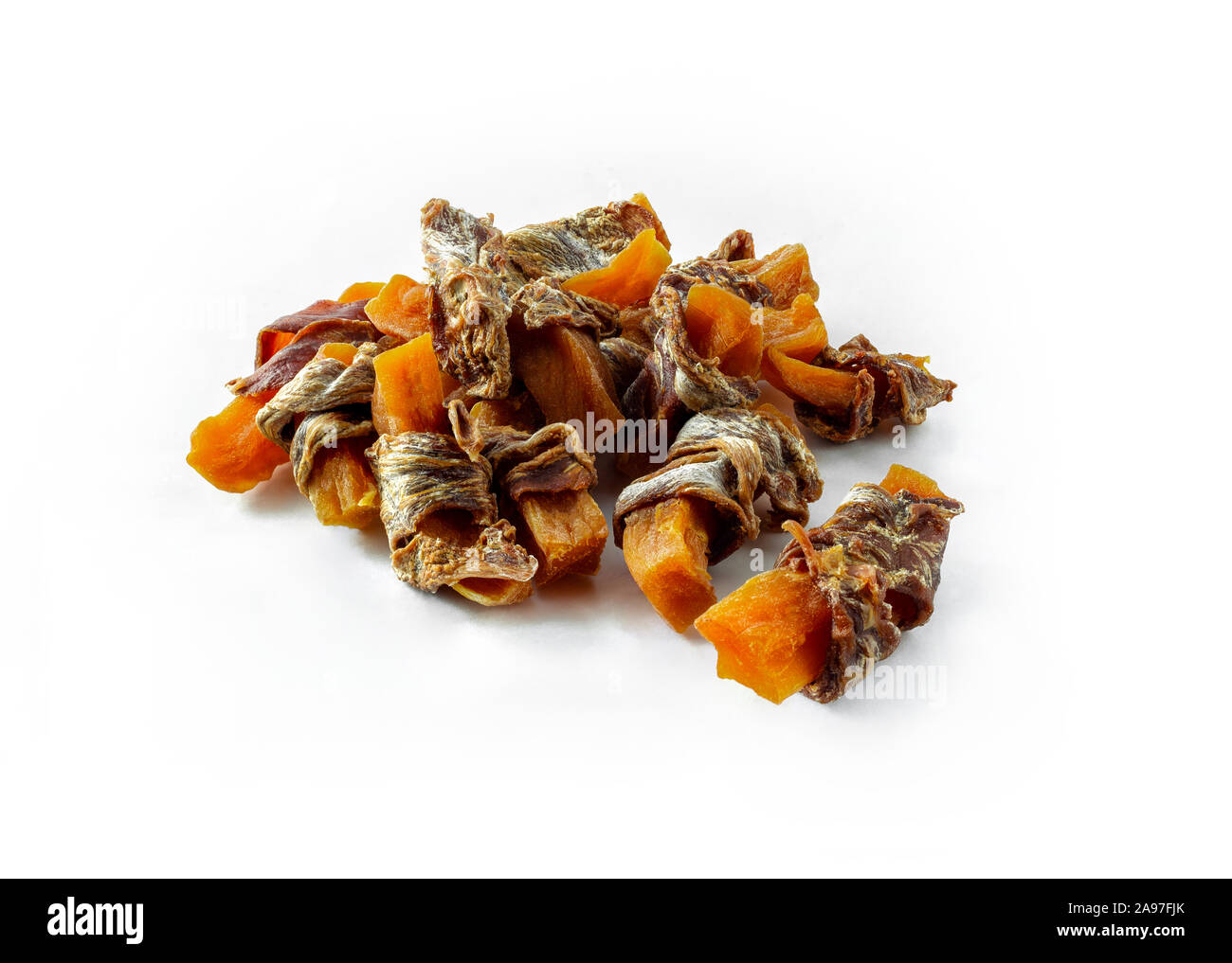 Hund behandelt, Süßkartoffel und getrocknetes Fleisch Wendungen auf weißem Hintergrund. Natürliche Zutaten ohne Zusatzstoffe und Getreide kostenlos behandelt für Haustiere. Stockfoto