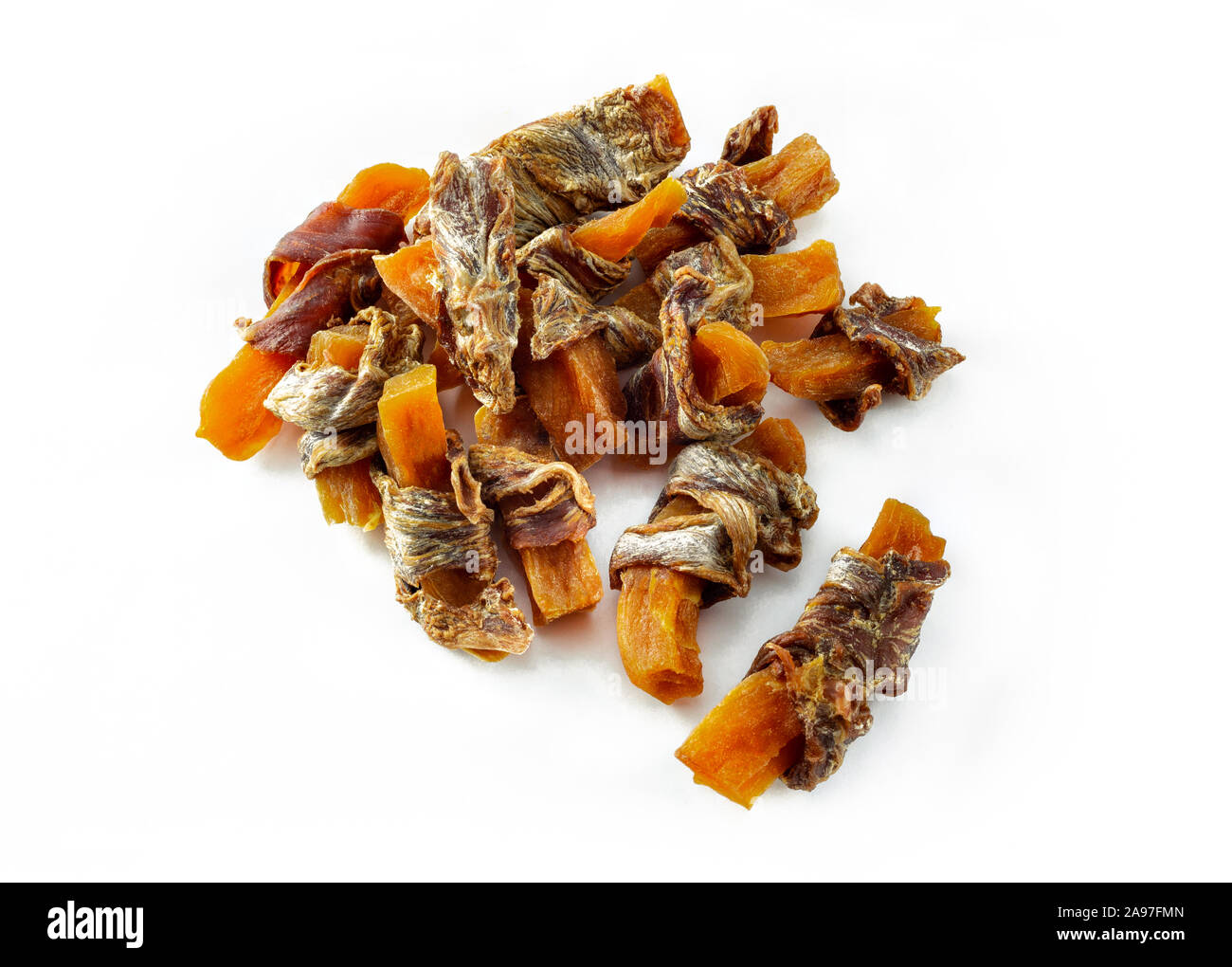 Hund behandelt, Süßkartoffel und getrocknetes Fleisch Wendungen auf weißem Hintergrund. Natürliche Zutaten ohne Zusatzstoffe und Getreide kostenlos behandelt für Haustiere. Stockfoto