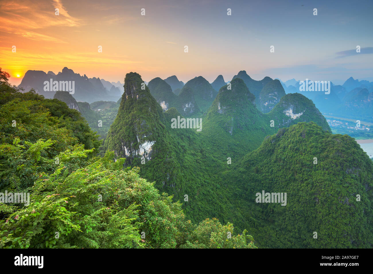 Karstgebirge von Xingping, Guilin, China. Karstgebirge von Xingping, Guilin, China in der Morgendämmerung. Stockfoto