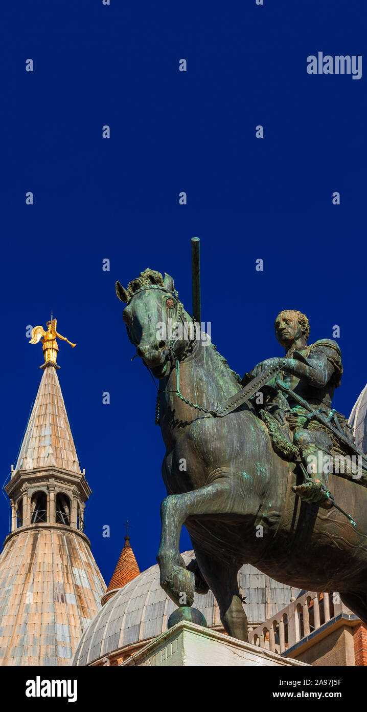 Gattamelata bronzene Reiterstandbild vor der Basilika des Heiligen Antonius, in der Altstadt von Padua, errichtet von dem berühmten Künstler der Renaissance Stockfoto