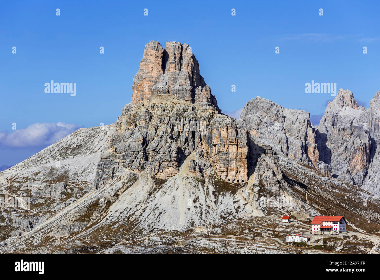 Berghütte Dreizinnenhütte/Rifugio Antonio Locatelli vor dem Berg Torre ...