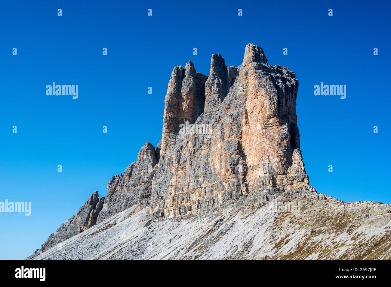 Südseite des Tre Cime di Lavaredo / Drei Zinnen, drei markanten Bergspitzen im Sexten Dolomiten, Südtirol, Italien Stockfoto