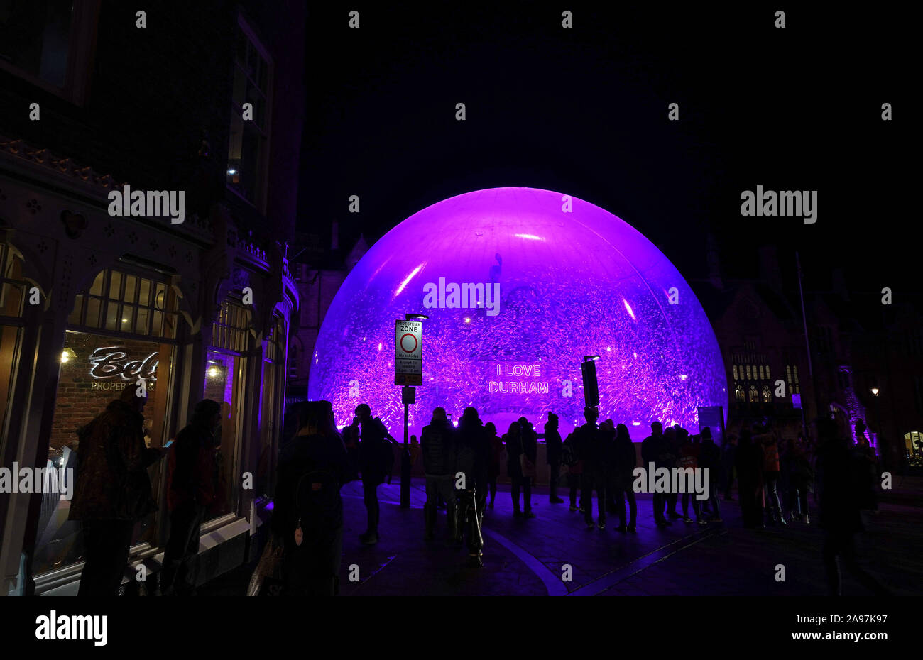 I Love Durham von Jacques Rival zu den Kunstwerken bei Lumiere Durham, dem größten Lichtfestival Großbritanniens. Stockfoto
