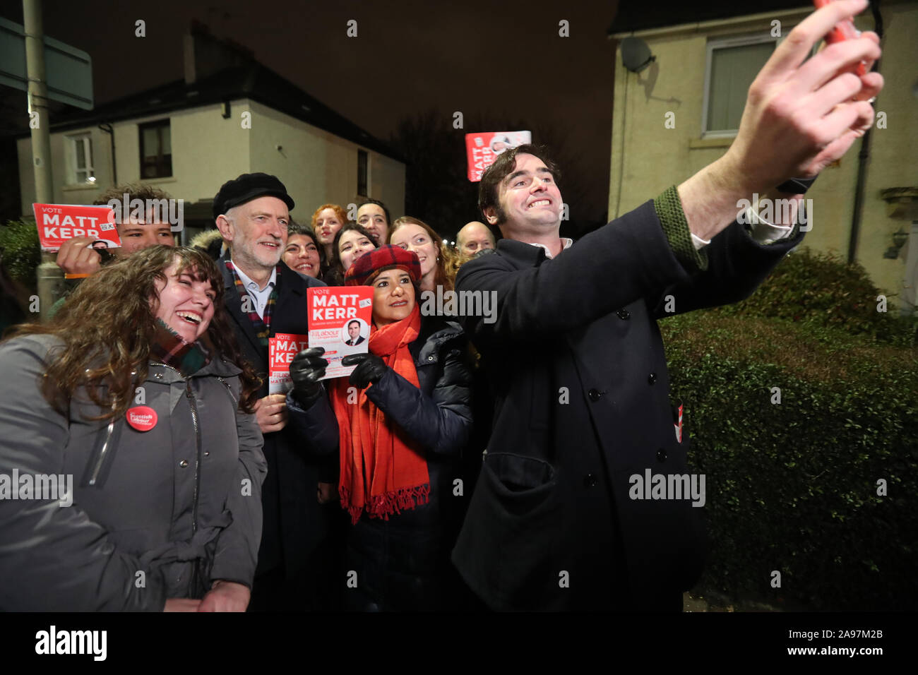 Labour-führer Jeremy Corbyn wirft mit Aktivisten, wie sie Leinwand in Govan, Glasgow, während allgemeine Wahlkampf. Stockfoto