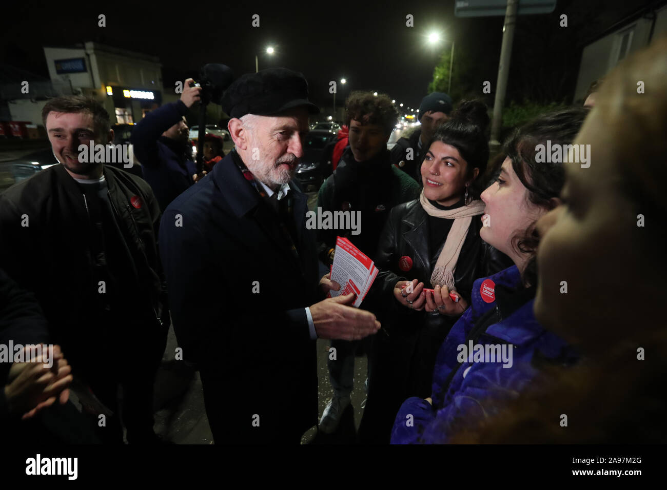 Labour-führer Jeremy Corbyn Gespräche mit Aktivisten, wie sie Leinwand in Govan, Glasgow, während allgemeine Wahlkampf. Stockfoto