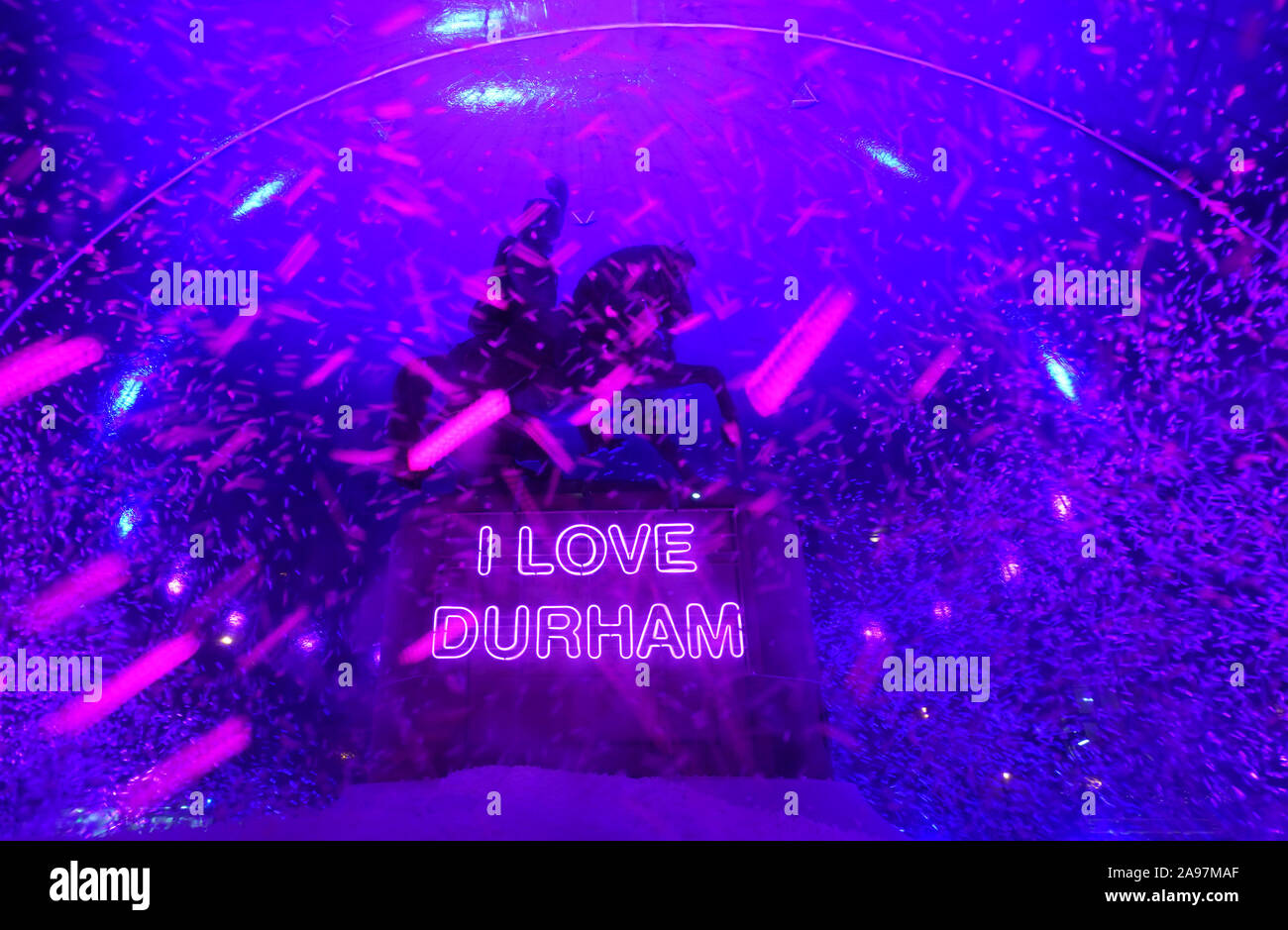 I Love Durham von Jacques Rival zu den Kunstwerken bei Lumiere Durham, dem größten Lichtfestival Großbritanniens. Stockfoto