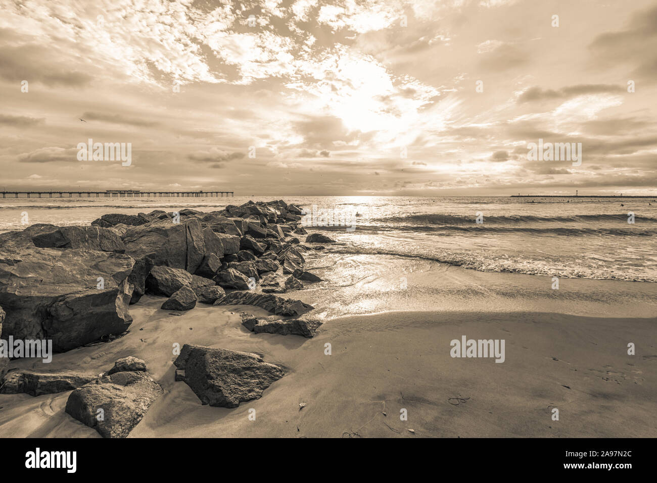 Sonnenuntergang an der Küste von Ocean Beach. San Diego, Kalifornien, USA. In Duplex vorgestellt. Stockfoto