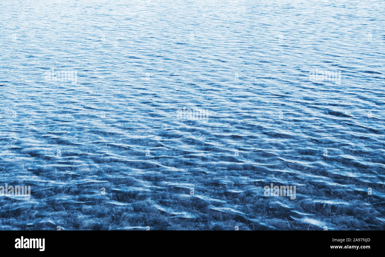 Meer Wasser Oberfläche mit Welligkeit, natürlichen Hintergrund Foto Textur Stockfoto