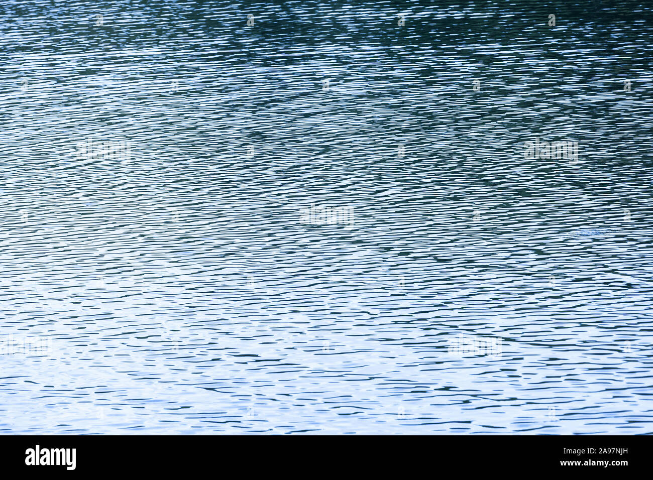 Blue sea water Oberfläche mit Welligkeit Muster. Natürliche Hintergrund Foto Textur Stockfoto