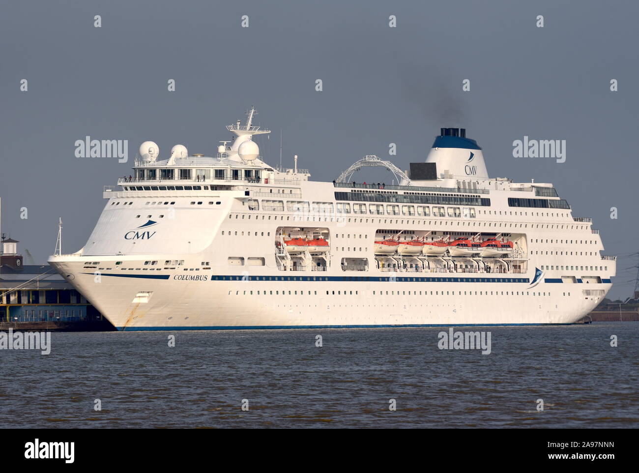 MV Columbus ist ein großer Luxus Kreuzfahrt- und ist das Flaggschiff der Kreuzfahrt und Maritime Voyages' Flotte. CMV feierte ihr 10-jähriges Jubiläum im November Stockfoto