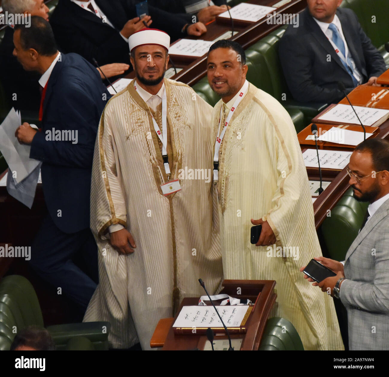 Tunis, Tunesien. 13 Nov, 2019. Die Abgeordneten der Koalition Al Karama, Imam Ridha Jaouadi (L) und Sprecher, Seifeddine Makhlouf (C) reagieren während der ersten Sitzung des neuen Parlaments nach den Wahlen im Oktober in der tunesischen Hauptstadt. Credit: SOPA Images Limited/Alamy leben Nachrichten Stockfoto