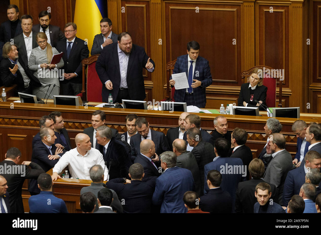 Kiew, Ukraine. 13 Nov, 2019. Lautsprecher Dmytro Razumkov spricht zu den Gesetzgebern, die eine Tribüne Block wie sie protestieren gegen Land Markt Bill während einer Sitzung des ukrainischen Parlaments (Werchowna Rada). Im September, das Kabinett einen Gesetzentwurf über die landwirtschaftlichen Flächen Markt zugelassenen vorgelegt und vom Parlament berücksichtigt werden, wie lokale Medien berichteten. Credit: SOPA Images Limited/Alamy leben Nachrichten Stockfoto