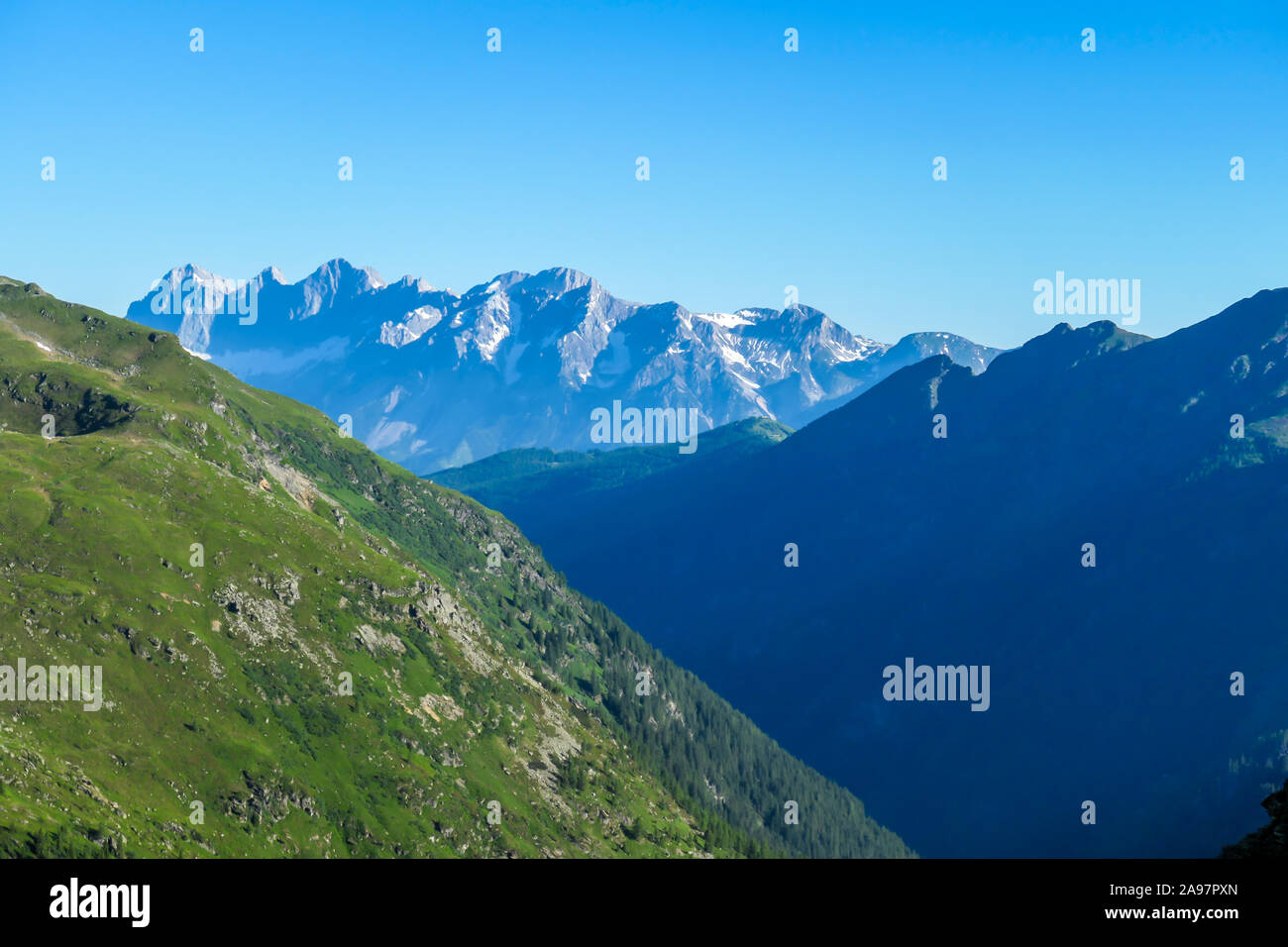 Massive Gebirge von Schladming Alpen, Österreich. Die Pisten der Alpen sind steil, teilweise mit grünen Büschen überwachsen. Gefährliche Bergsteigen. C Stockfoto