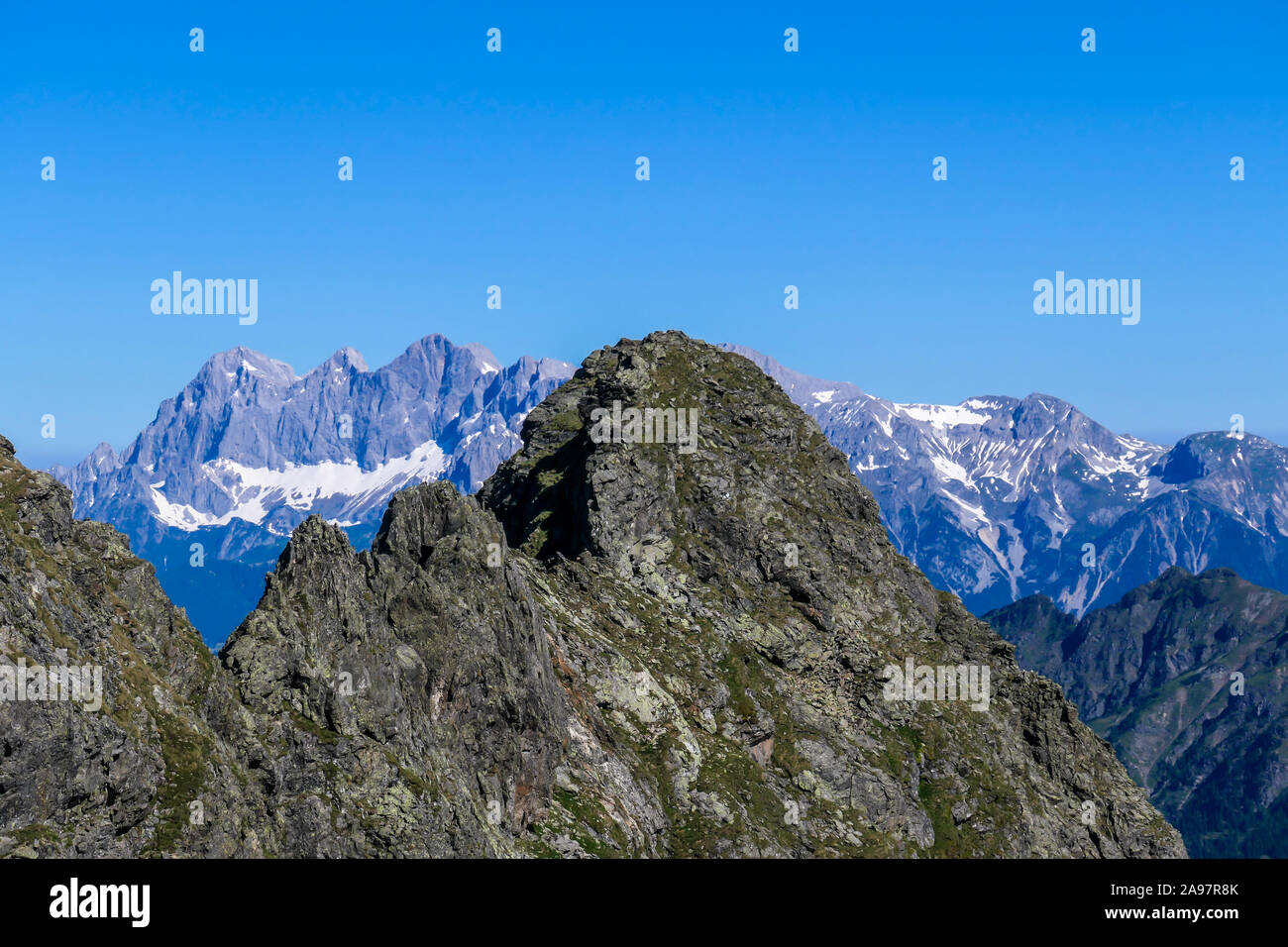 Massive, scharfe Stony Mountain Range von Schladming Alpen, Österreich. Der Berg hat eine Pyramide Form, es ist teilweise mit grünen Büschen überwachsen. Gefahr Stockfoto