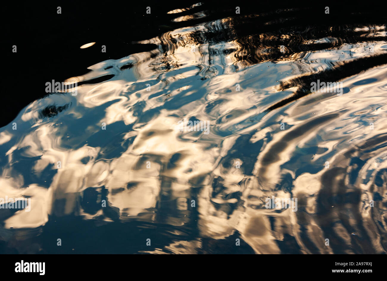 Reflexion von Wolken in Wasser bei Sonnenaufgang Stockfoto