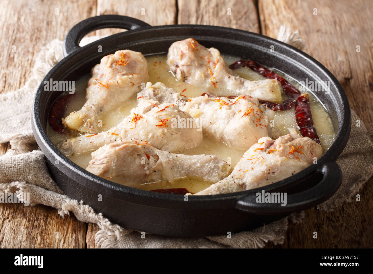 Traditionelle bengali Huhn rezala in weißer Sauce curry mit Chili peppers Close-up in einer Pfanne auf dem Tisch. Horizontale Stockfoto